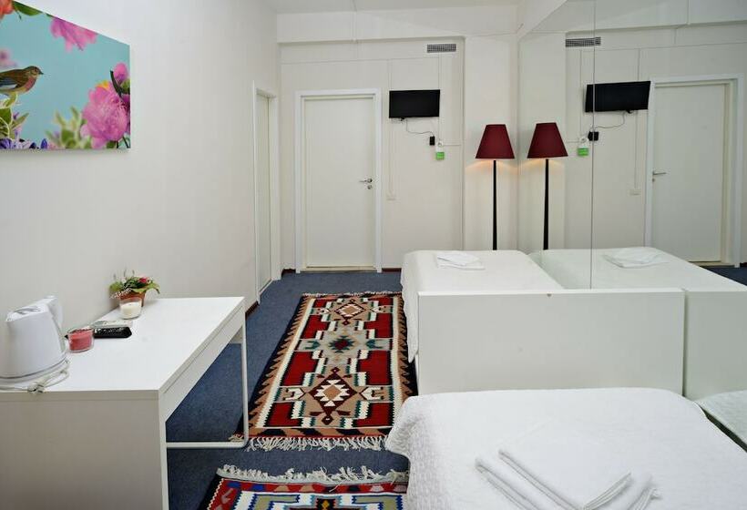 이코노미 룸 공용욕실, Petrovka 17