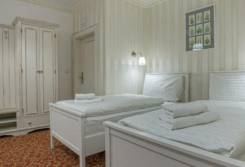 غرفة قياسية ثلاثية, Pod Bránou