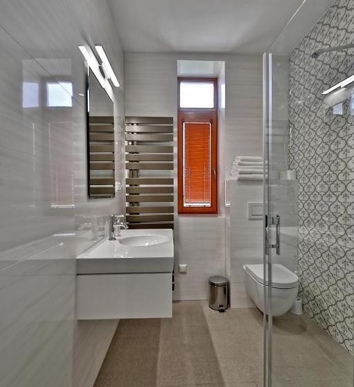 غرفة قياسية مزوَّدة بشُرفة, Pod Bránou