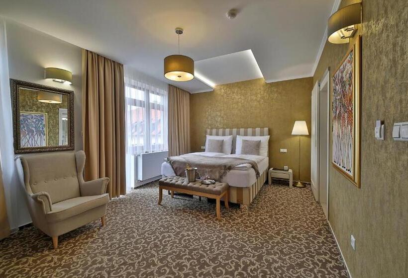 غرفة قياسية مزوَّدة بشُرفة, Pod Bránou