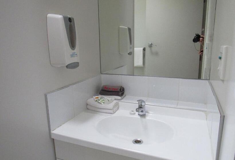 חדר משפחתי, Palmerston North Motel