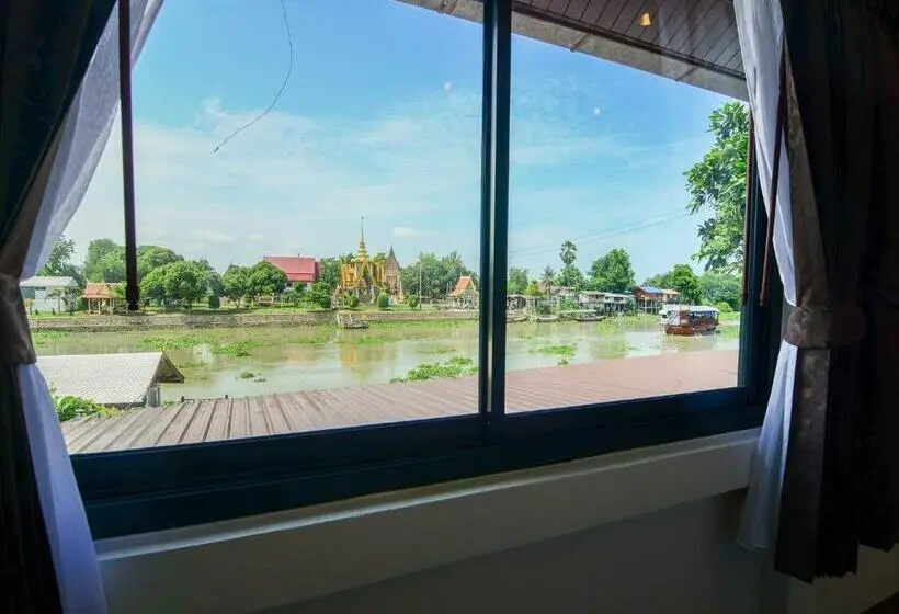 Deluxe room with river view, Ban U Thong Accommodations