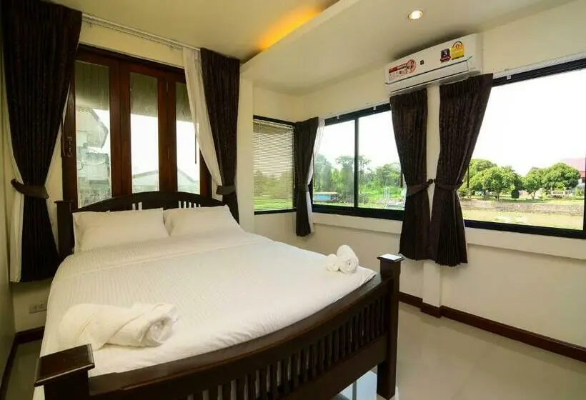 Deluxe room with river view, Ban U Thong Accommodations