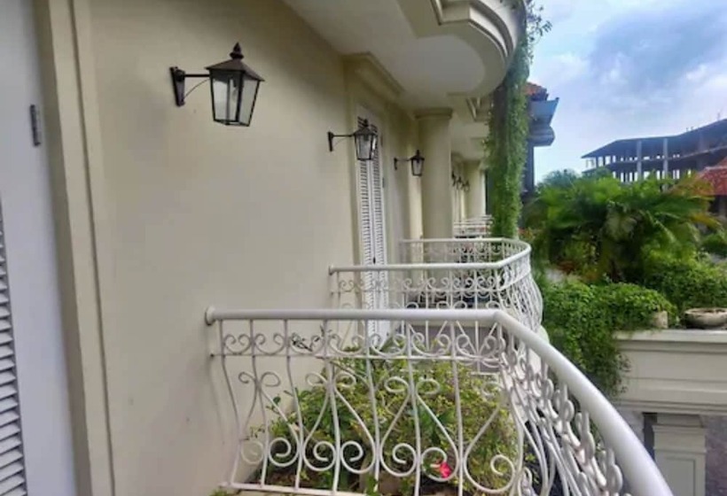 バルコニー付きデラックスルーム, Amalfi Hotel Seminyak