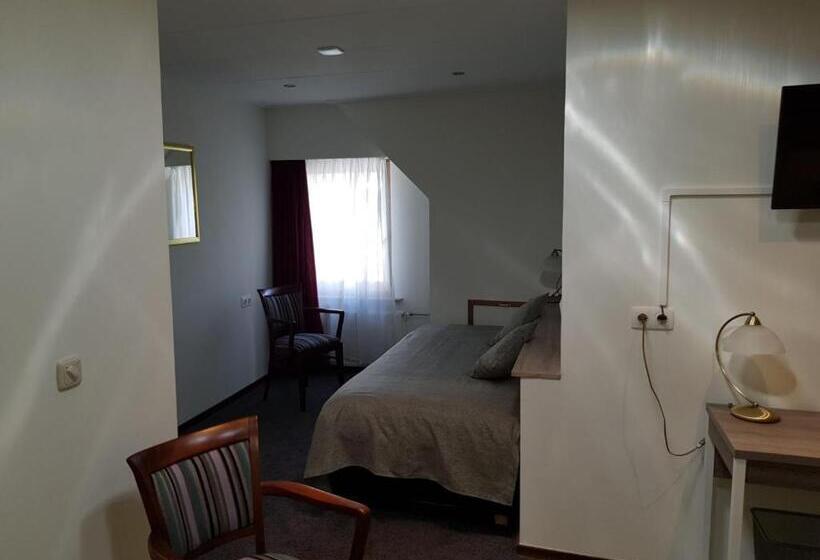 חדר קומפורט לשלושה, Het Landhuis