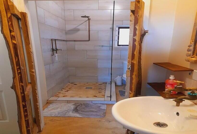 חדר מוזל מקלחת משותפת, Island Vibe Knysna