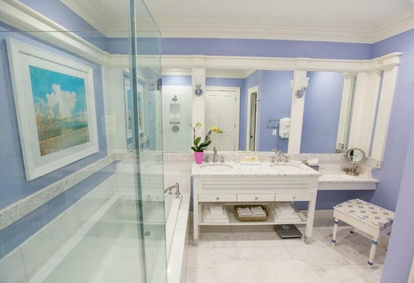 キングサイズベッドのデラックスルーム, The Beach Club At Charleston Harbor Resort And Marina