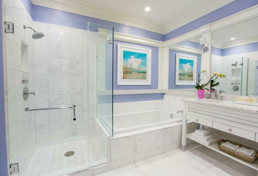 キングサイズベッドのデラックスルーム, The Beach Club At Charleston Harbor Resort And Marina