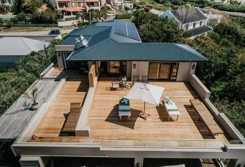سوییت لوکس, La Vista Lodge