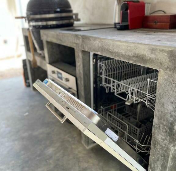 استودیو کامفورت, Bnbbonaire Near The Ocean