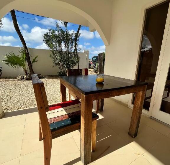 استودیو کامفورت, Bnbbonaire Near The Ocean
