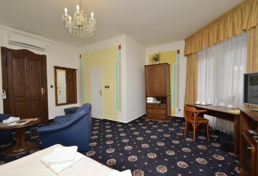 סוויטת ג'וניור עם מרפסת, Brioni Suites