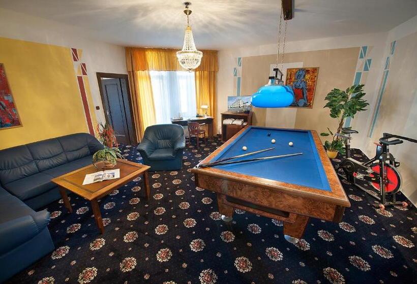 סוויטה עם מרפסת, Brioni Suites