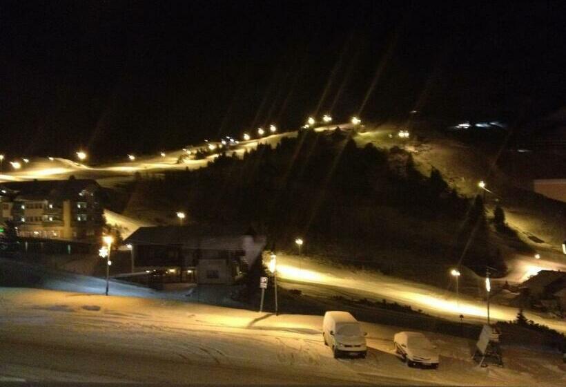 غرفة أساسية, Andi S Ski