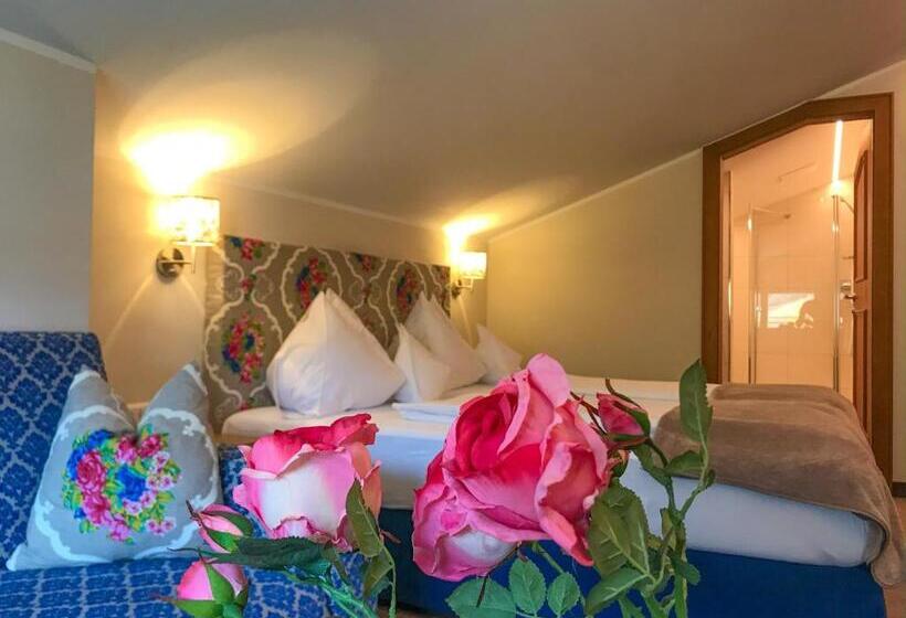 غرفة عائلية مطلّة علي الجبل, Andi S Ski