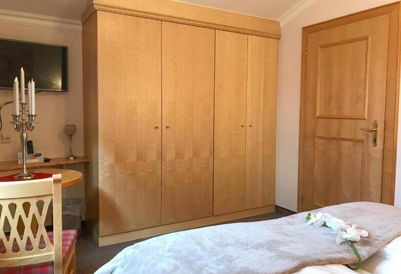 شقة غرفتين, Andi S Ski