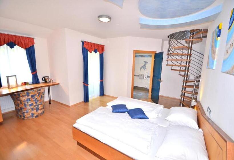 סוויטת דופלקס, G.h. Knoll Proellhofer Cafe Bar Hills