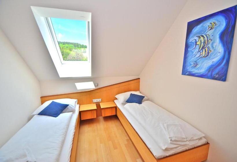 סוויטה משפחתית, G.h. Knoll Proellhofer Cafe Bar Hills