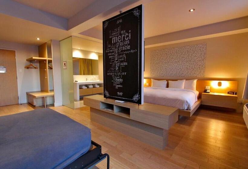 Suite with lake view, La Cache A Maxime
