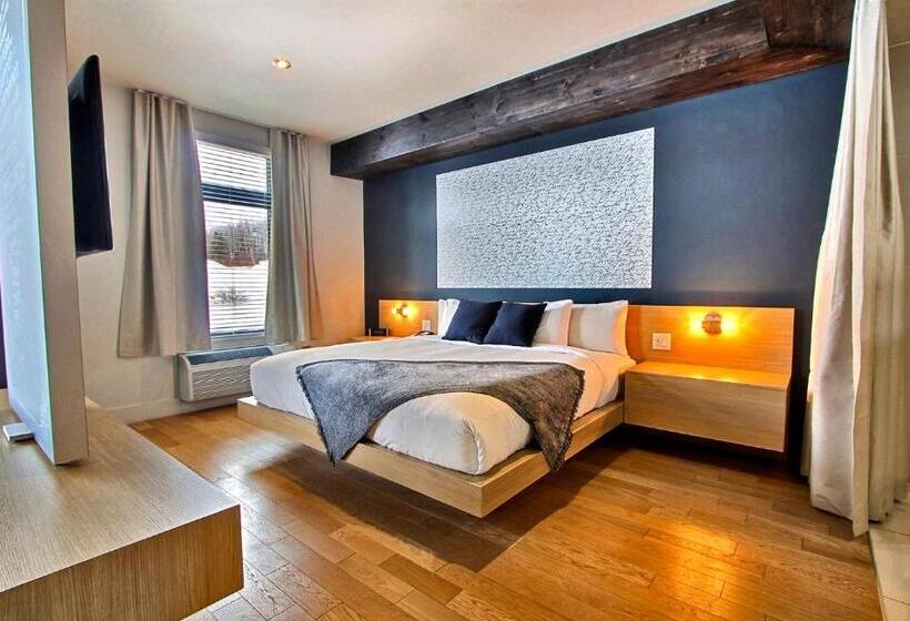 Suite with lake view, La Cache A Maxime