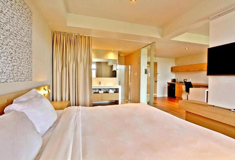 Suite with lake view, La Cache A Maxime