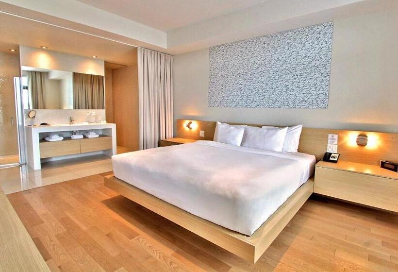 Suite with lake view, La Cache A Maxime