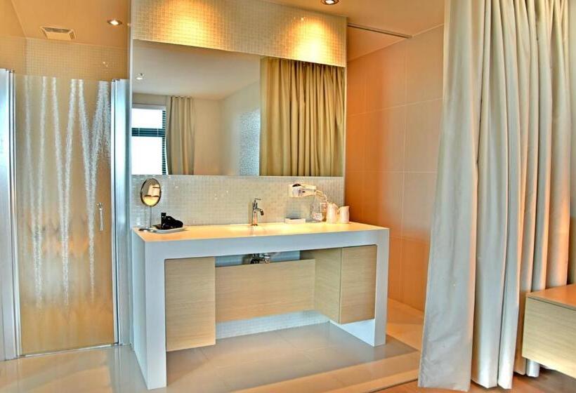 غرفة قياسية سرير كينج لذوى الإحتياجات الخاصة, La Cache A Maxime