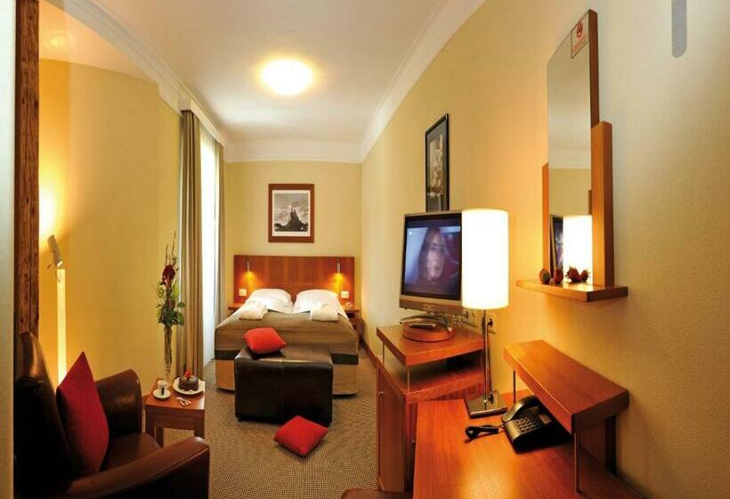 חדר סטנדרט, Post