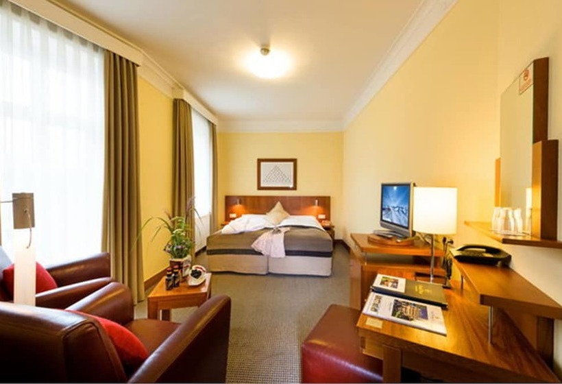 חדר סטנדרט, Post