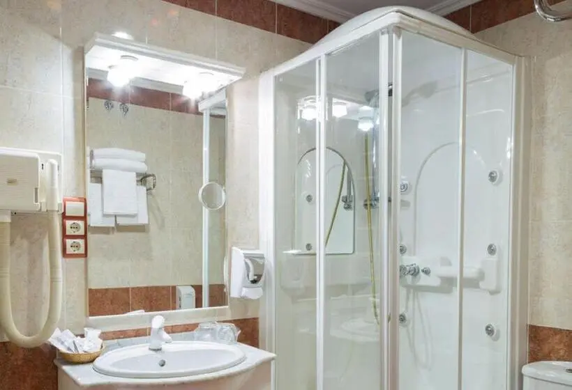 Standard Kolmen Hengen Huone Parveke, Real de Castilla