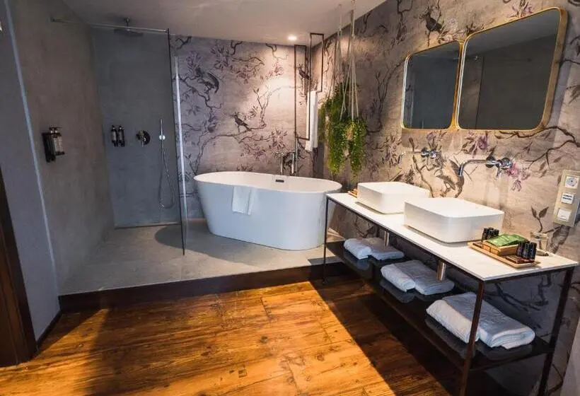 سوئیت رویال, La Laguna Gran Hotel