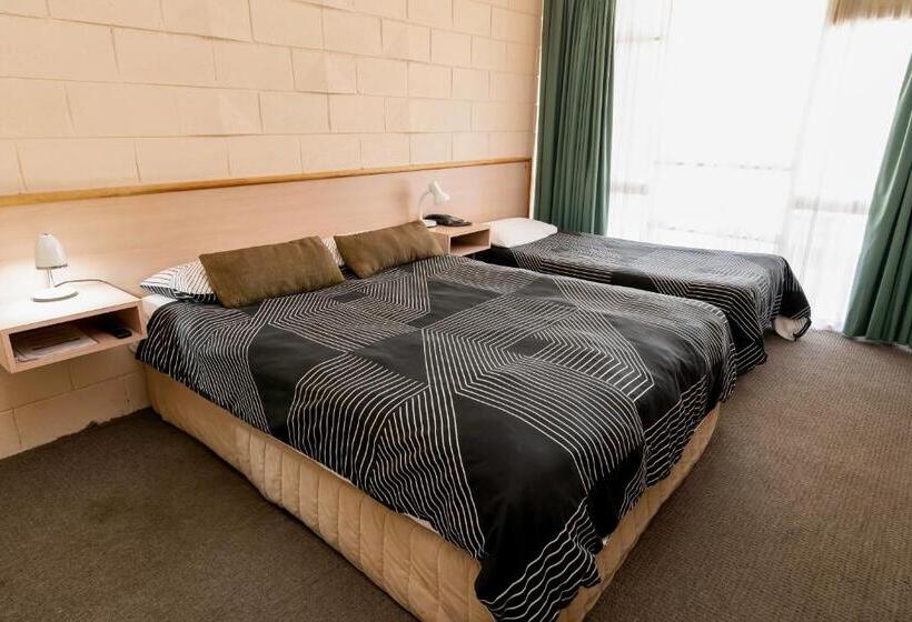 スタンダードトリプルルーム, The Prince Mark Motel