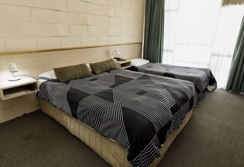 スタンダードトリプルルーム, The Prince Mark Motel