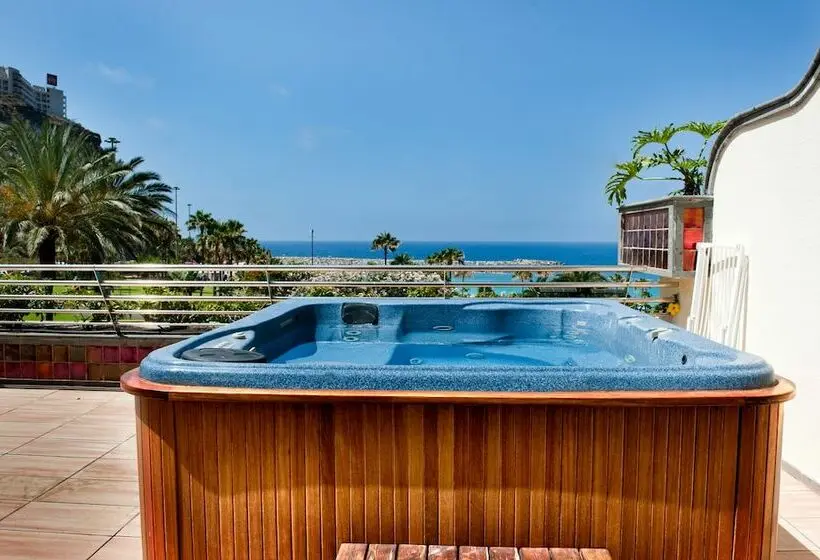 سوییت جونیور, Holiday Club Playa Amadores