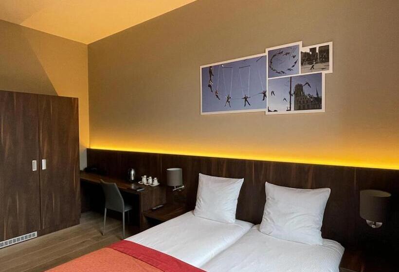 חדר סטנדרט לשלושה, Elisabeth