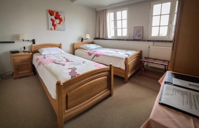 חדר אקונומי, La Chaumiere