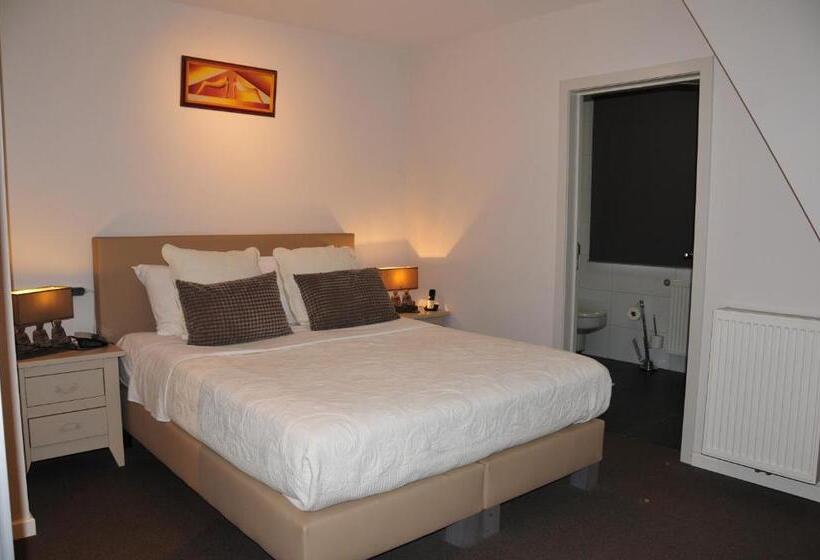 חדר אקונומי, La Chaumiere