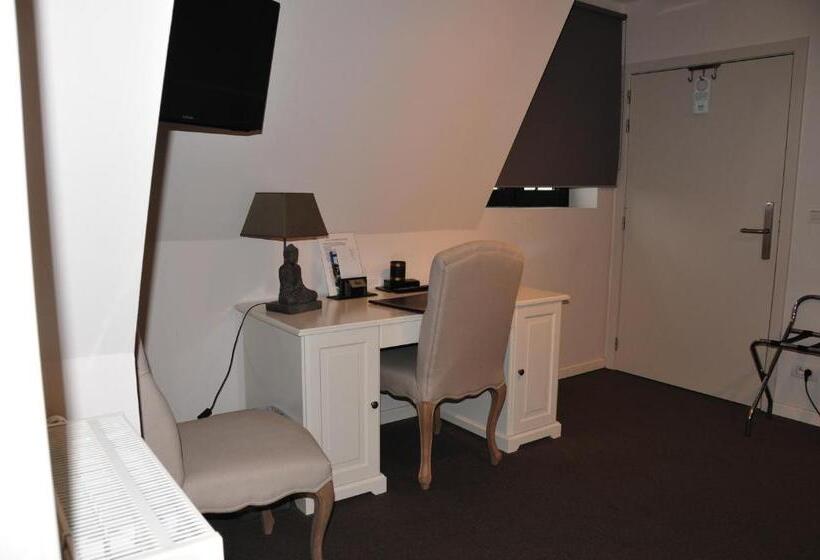 חדר אקונומי, La Chaumiere