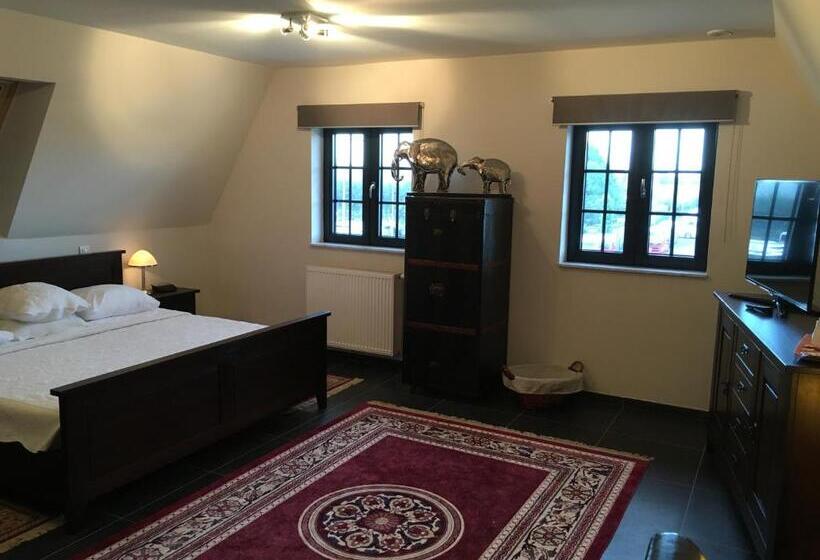 סוויטה דלוקס, La Chaumiere