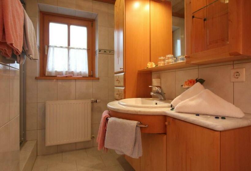 带1个卧室的带阳台的公寓, Madlgut