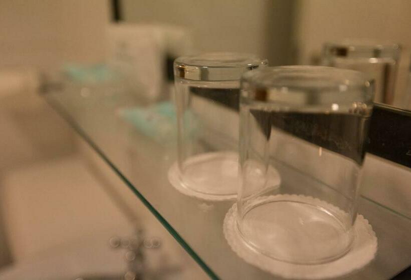 חדר סטנדרט יחיד, Mcgrory S