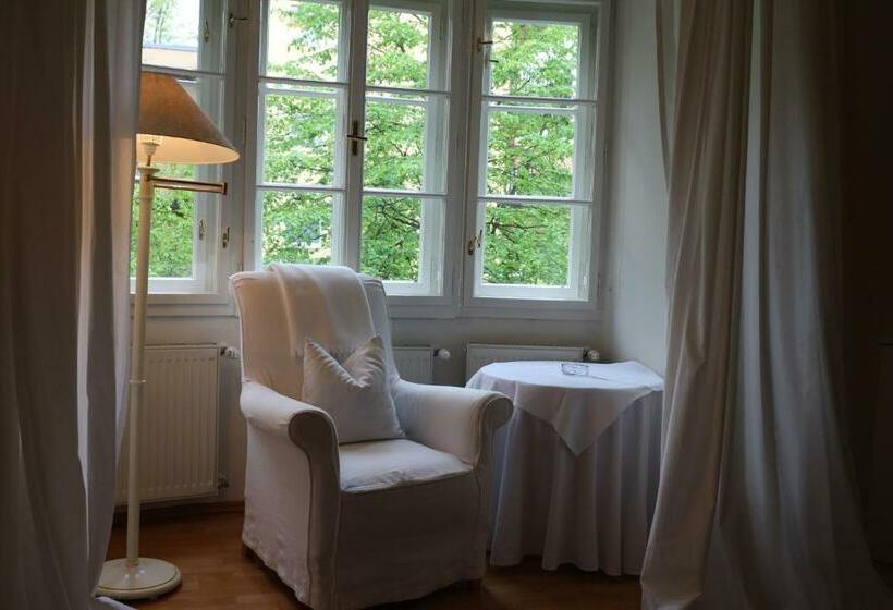 Номер Стандарт Вид на Сад, Seeschlößl Velden