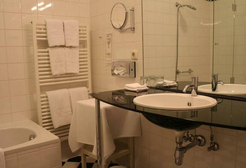 Номер Стандарт Вид на Сад, Seeschlößl Velden