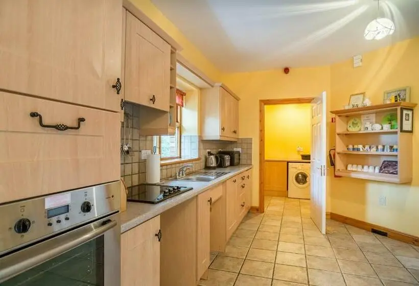 Talo 2 Makuuhuonetta, Ballindrum Farm B&b