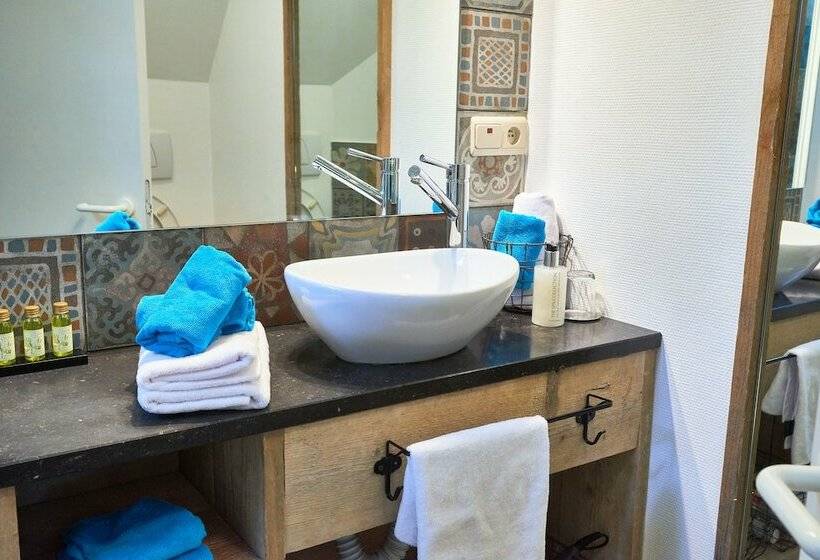 غرفة قياسية ثلاثية, B&b De Joker