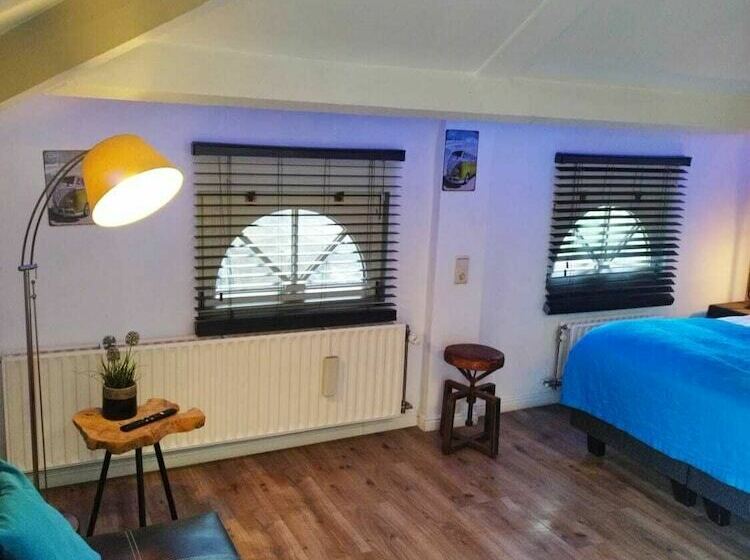 غرفة قياسية ثلاثية, B&b De Joker