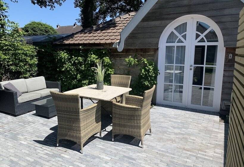 غرفة قياسية ثلاثية, B&b De Joker