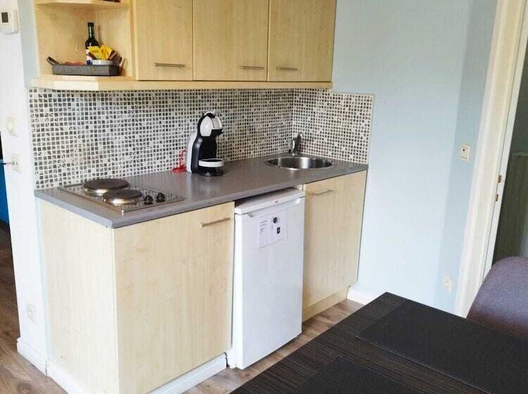 غرفة قياسية ثلاثية, B&b De Joker