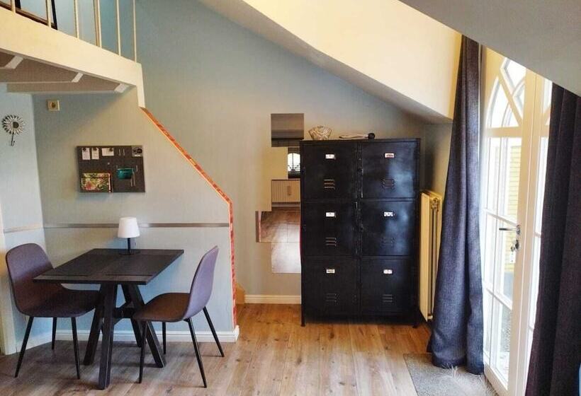 غرفة قياسية ثلاثية, B&b De Joker