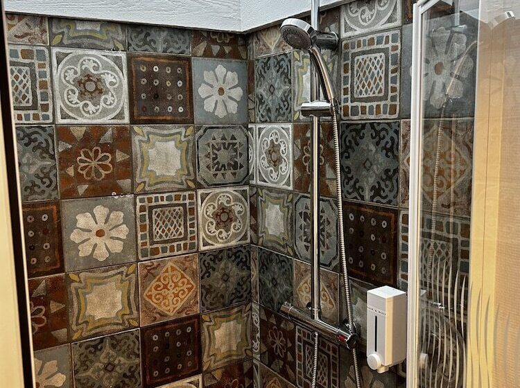 غرفة قياسية ثلاثية, B&b De Joker